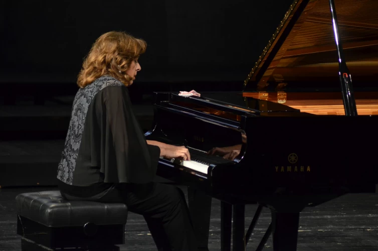 Elena Bashkirona, piano